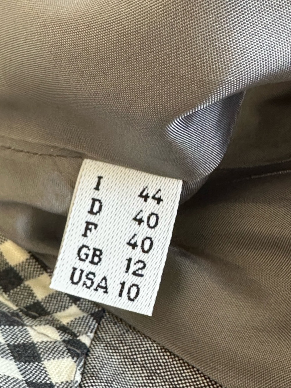 Chic Vintage Moschino Gray Plaid Blazer with White Trim and Gingham Accents - Picture 2 of 15